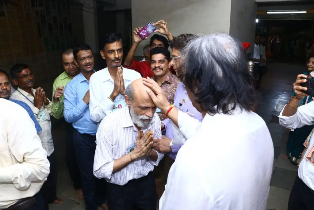 Sadguru Shree Aniruddha Bapu Blessing Clock Room Volunteers