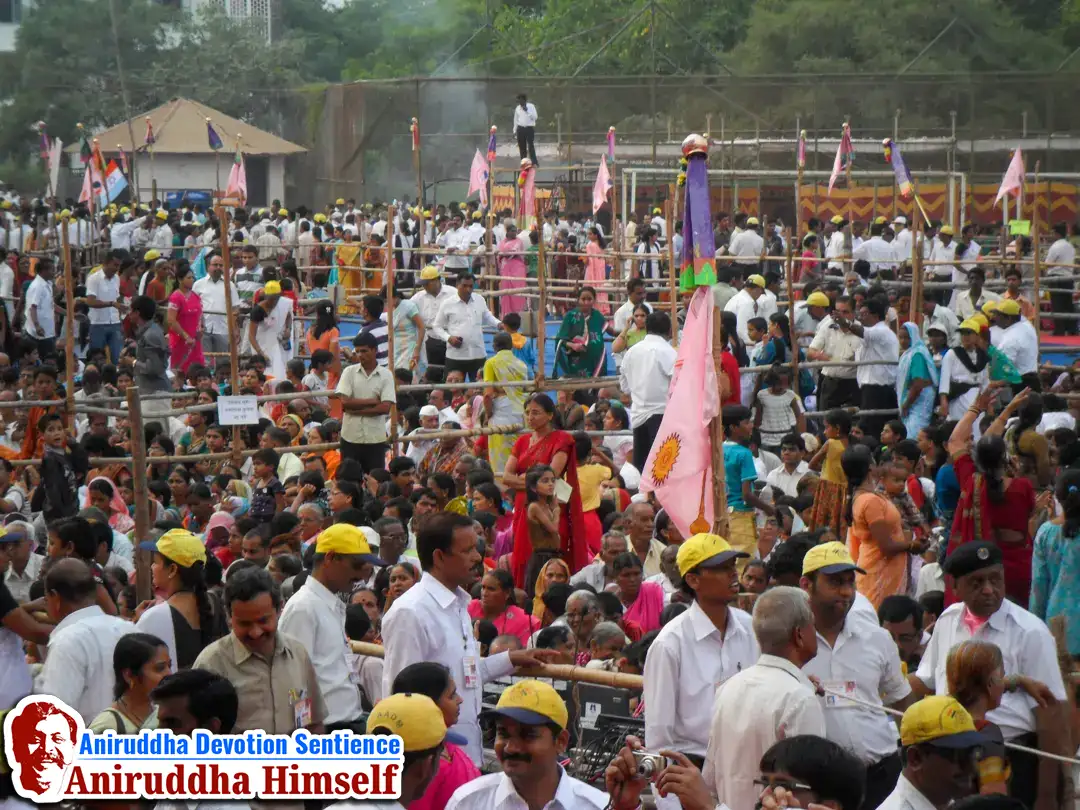 Devotees gather at Jalgaon during Sadguru Shree Aniruddha Bapu's visit in 2011.