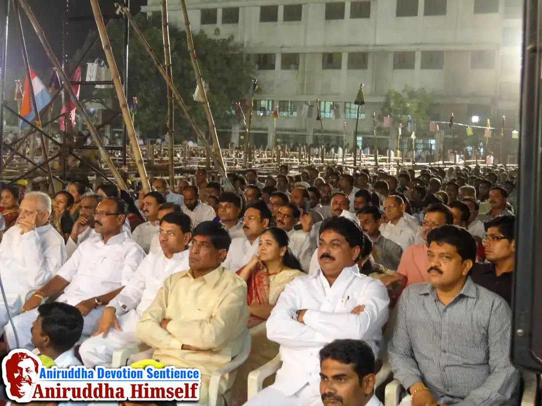 Shraddhavans wholeheartedly listening to Sadguru Shree Aniruddha Bapu during His visit to Jalgaon in 2011
