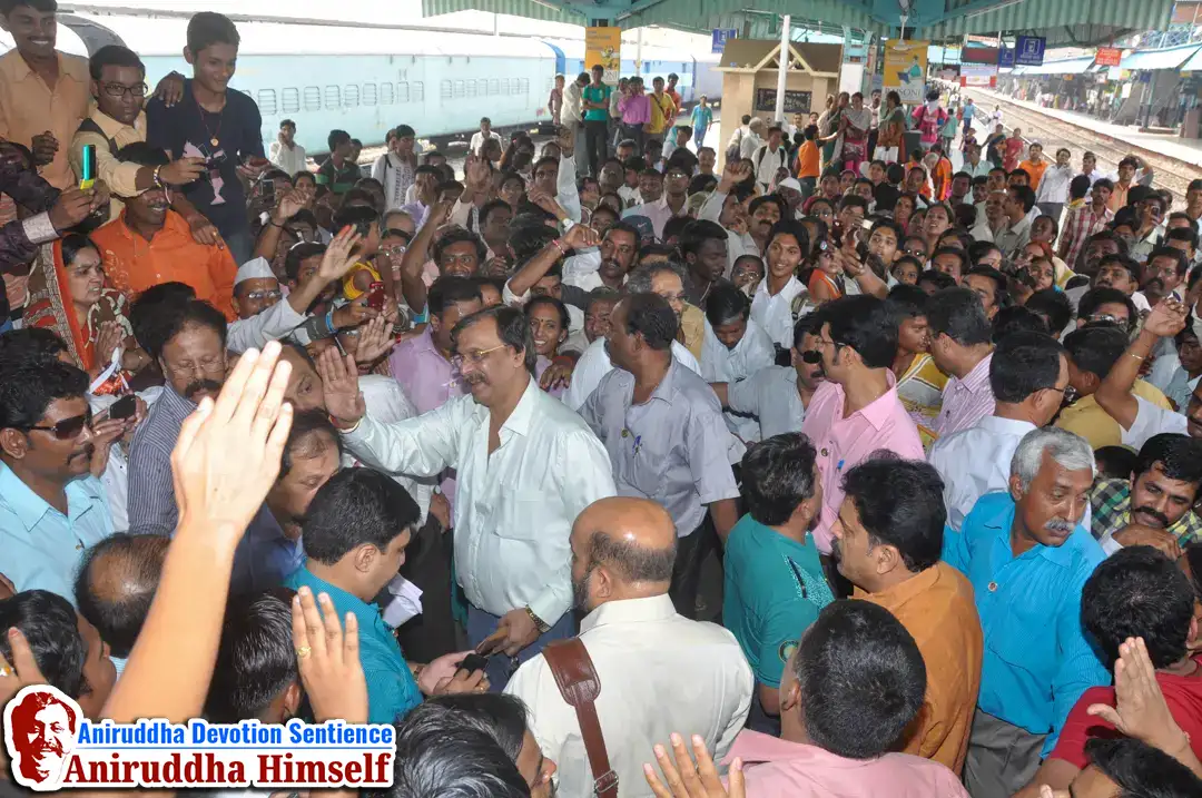 Shraddhavans greet Sadguru Shree Aniruddha Bapu with devotion at Jalgaon Railway Station in the year 2011.