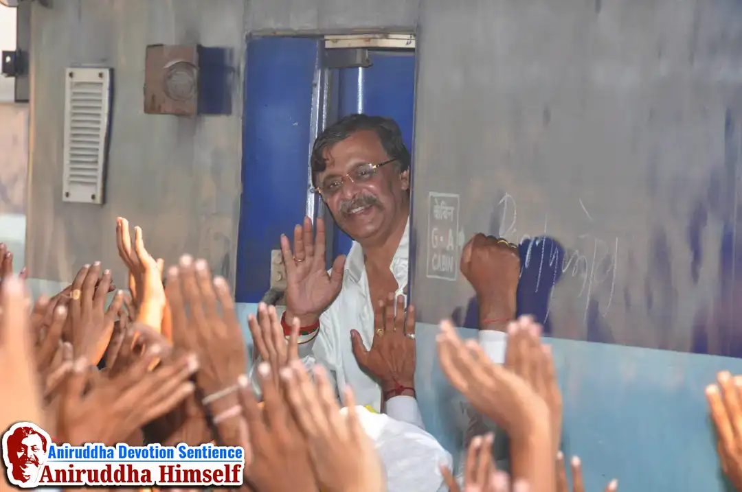 Bapu at Jalgaon station