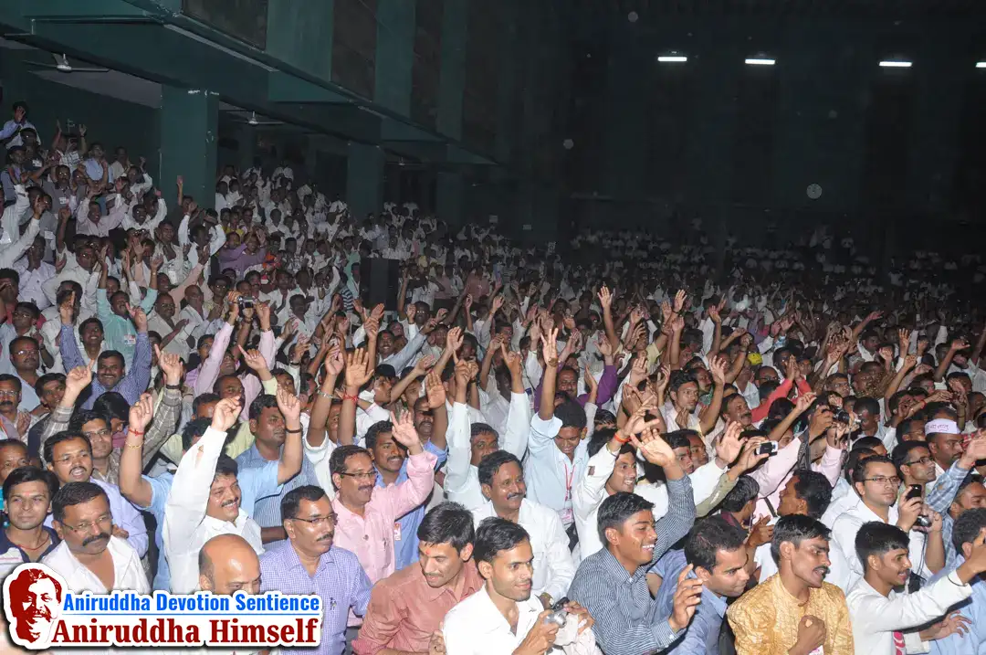 Devotees gather at Jalgaon during Sadguru Shree Aniruddha Bapu's visit in 2011.