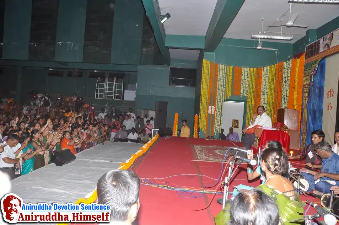 Satsang was held during Sadguru Shree Aniruddha Bapu's visit to Jalgaon in 2011.