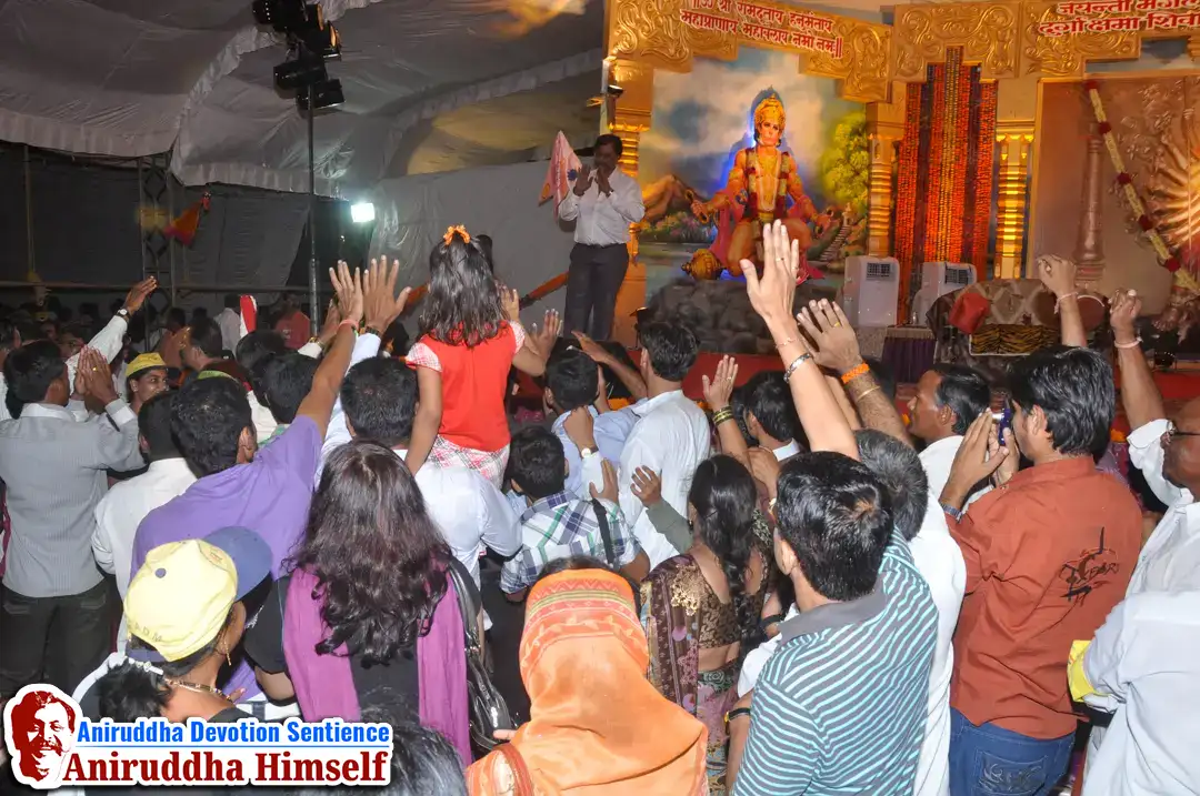 Shraddhavans lovingly taking darshan of beloved Sadguru Shree Aniruddha Bapu during His visit to Jalgaon in 2011