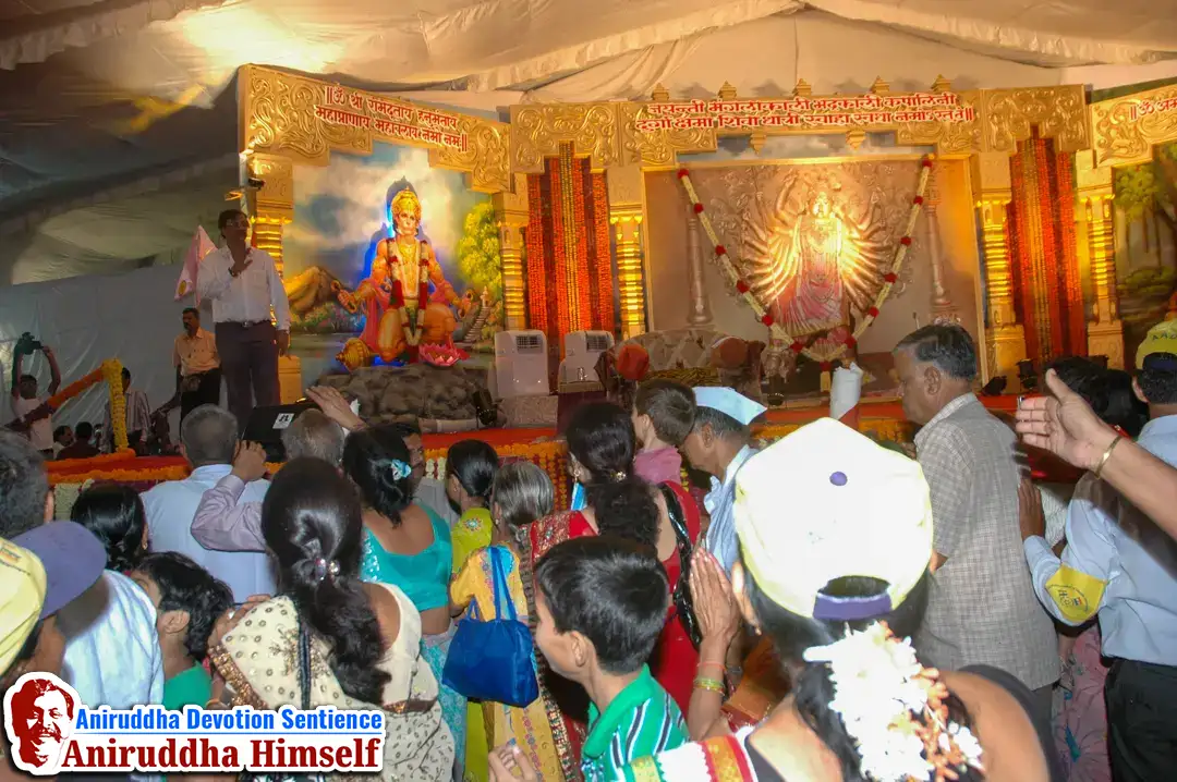 Shraddhavans lovingly taking darshan of beloved Sadguru Shree Aniruddha Bapu during His visit to Jalgaon in 2011