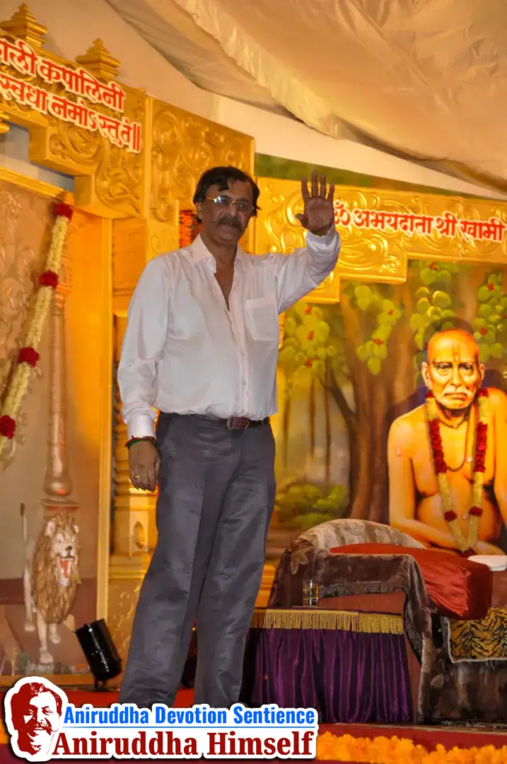 Sadguru Shree Aniruddha Bapu blessing Shraddhavans at Jalgaon in 2011.