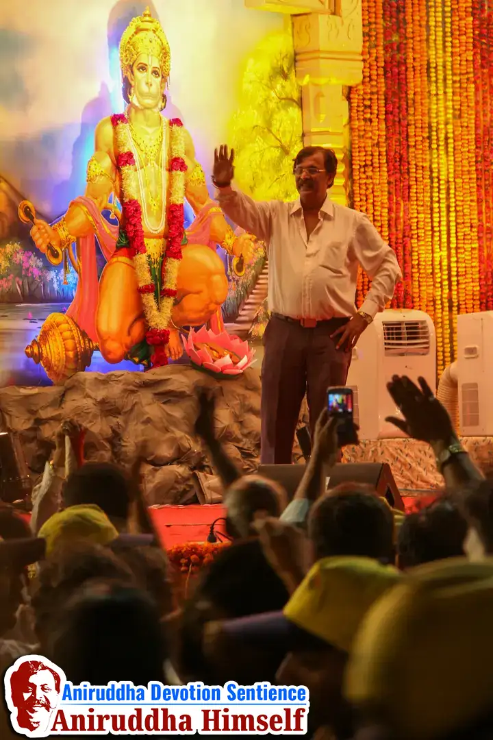 Sadguru Shree Aniruddha Bapu blessing Shraddhavans at Jalgaon in 2011.