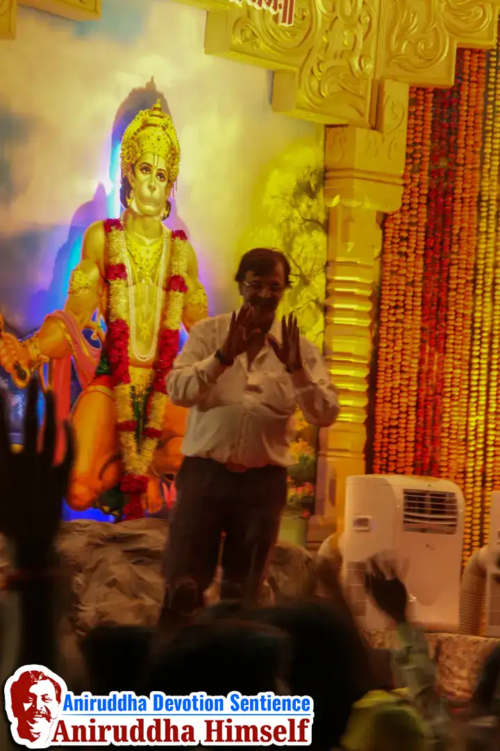 Sadguru Shree Aniruddha Bapu blessing Shraddhavans at Jalgaon in 2011.