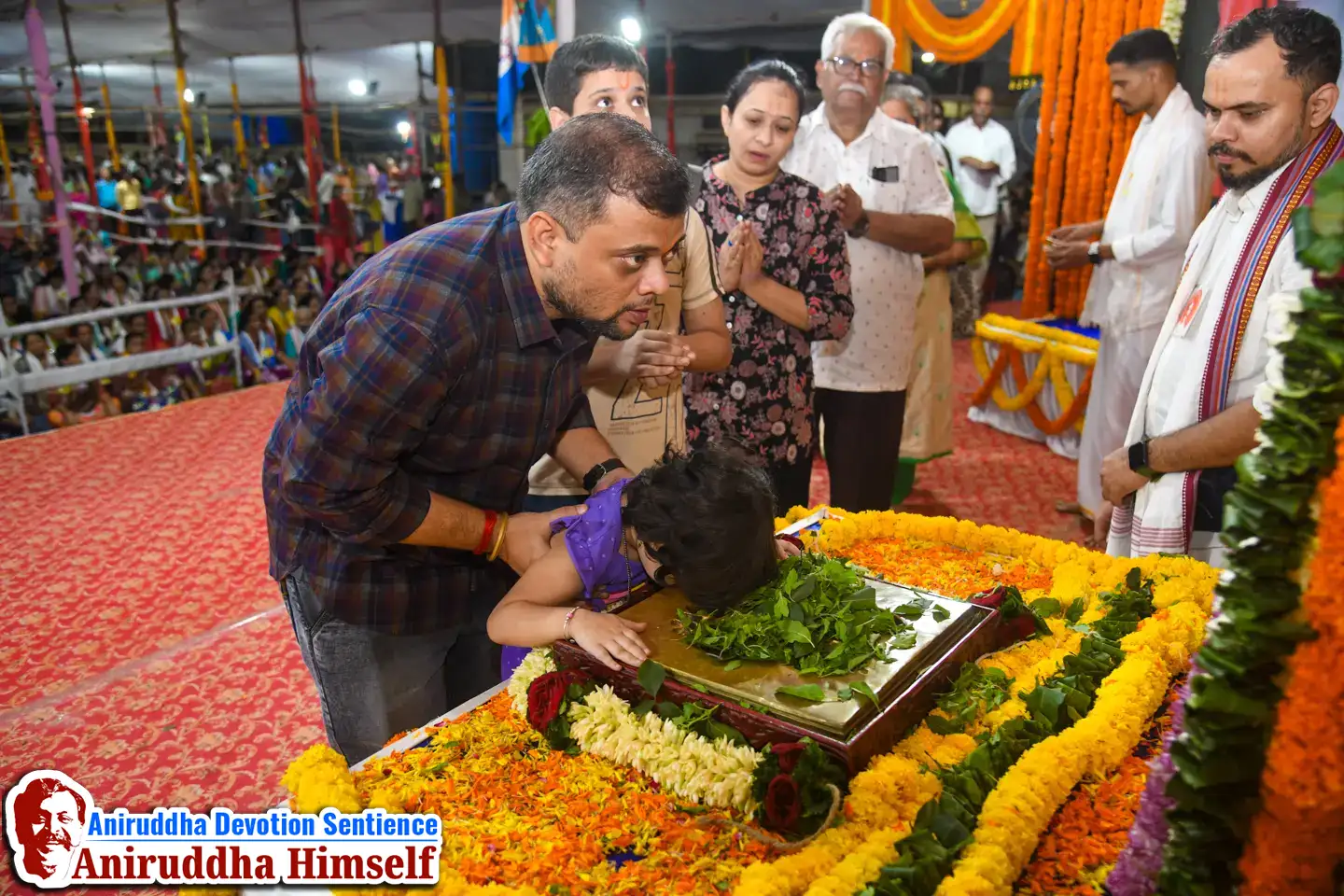 Shraddhavan taking darshan of Sadguru Aniruddha Bapu’s Padachinha