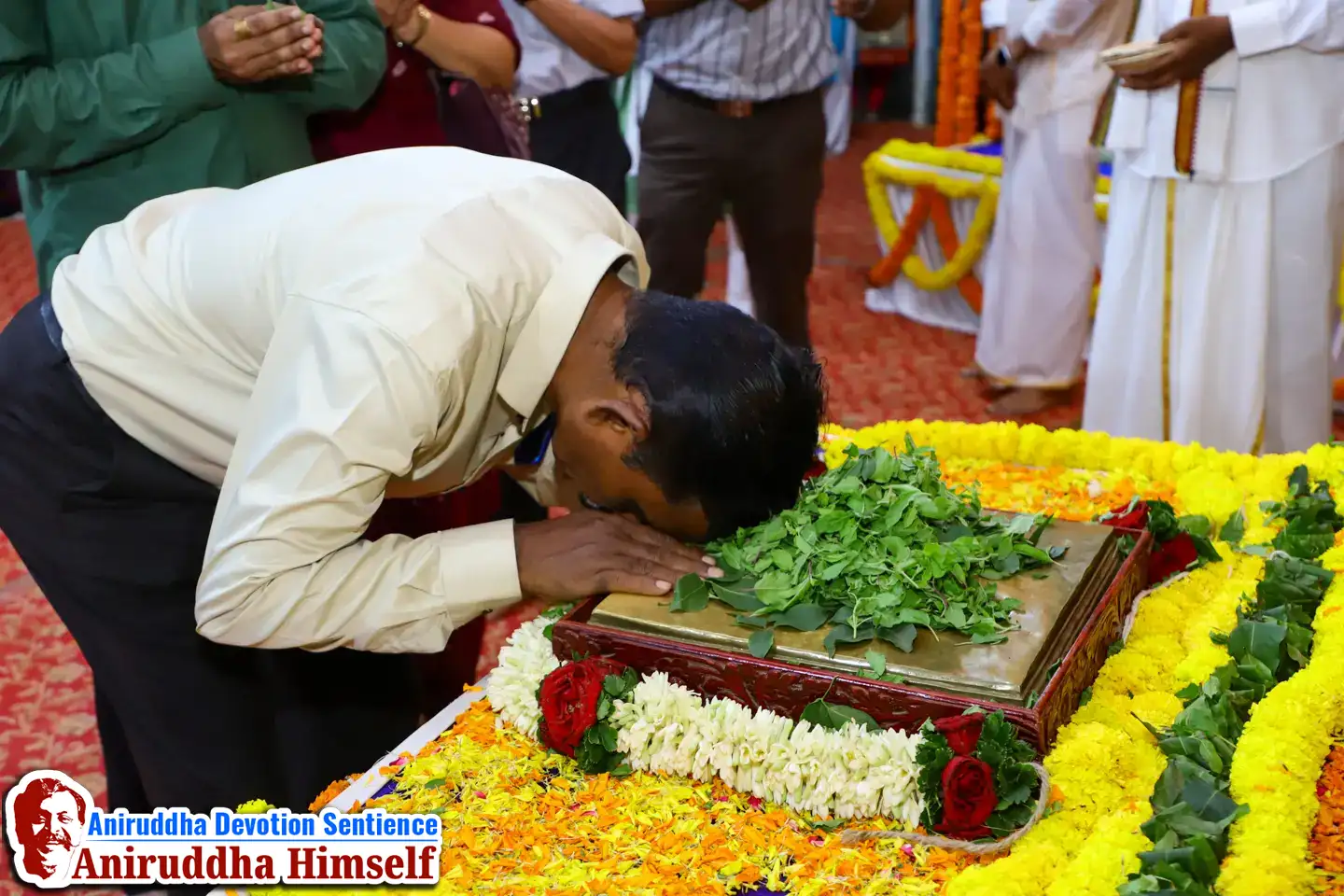 Shraddhavan taking darshan of Sadguru Aniruddha Bapu’s Padachinha