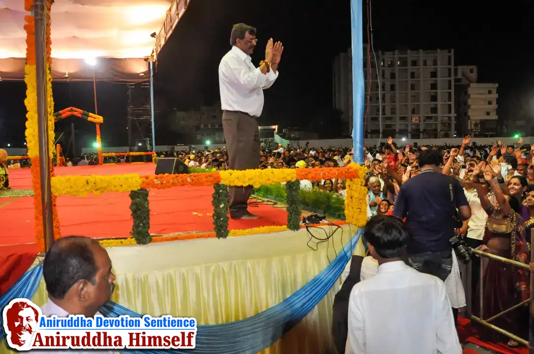Sadguru Shree Aniruddha Bapu blessing Shraddhavans during His Sangli visit in 2013.