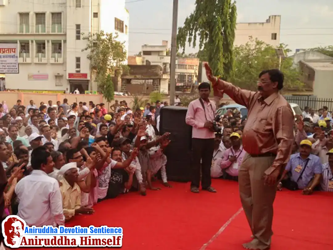 Sadguru Shree Aniruddha Bapu blessing Shraddhavans during His Sangli visit in 2013.