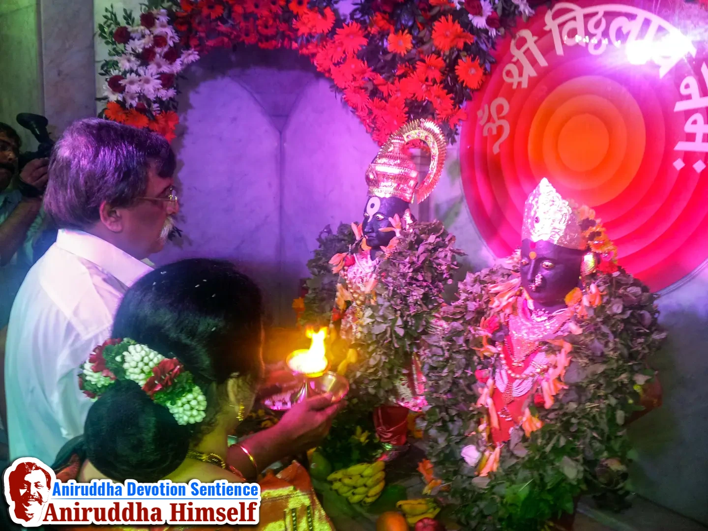 Sadguru Aniruddha Bapu performing Vithal and Rakhumai poojan on the occassion of Ashadhi Ekadashi at Wadala Vithal Mandir