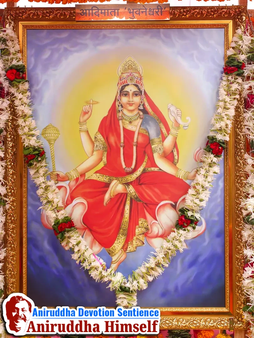 In front of the stage was the Parikrama Kaksha, a sanctified walkway of twenty-five divinely arranged pictures leading devotees towards the stage. Sadguru Aniruddha personally unveiled these images with offerings of tender coconut (shahale), wheat, and flower garlands.
