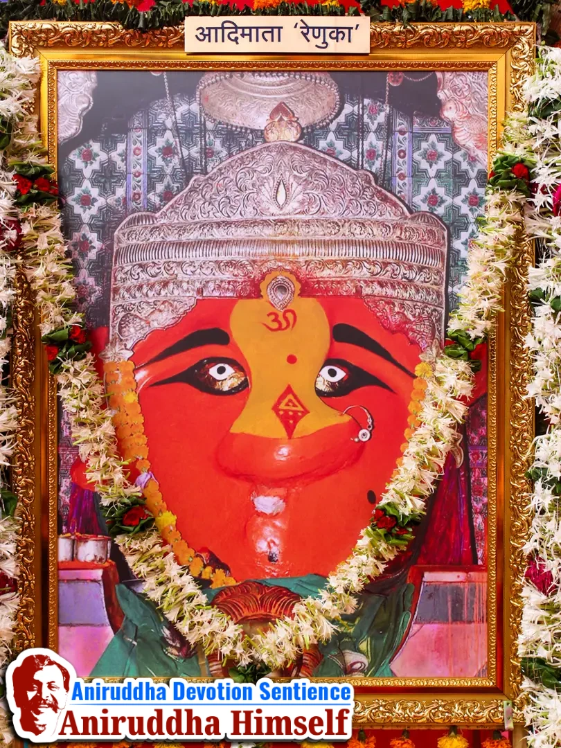 In front of the stage was the Parikrama Kaksha, a sanctified walkway of twenty-five divinely arranged pictures leading devotees towards the stage. Sadguru Aniruddha personally unveiled these images with offerings of tender coconut (shahale), wheat, and flower garlands.