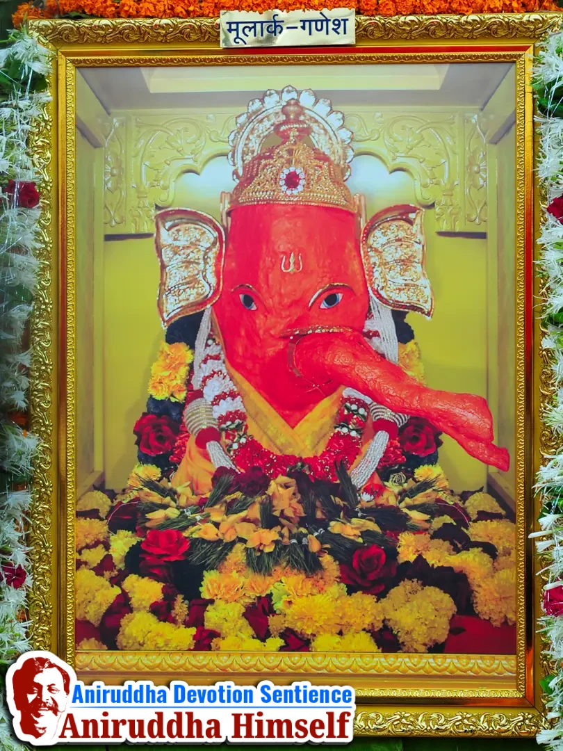 In front of the stage was the Parikrama Kaksha, a sanctified walkway of twenty-five divinely arranged pictures leading devotees towards the stage. Sadguru Aniruddha personally unveiled these images with offerings of tender coconut (shahale), wheat, and flower garlands.