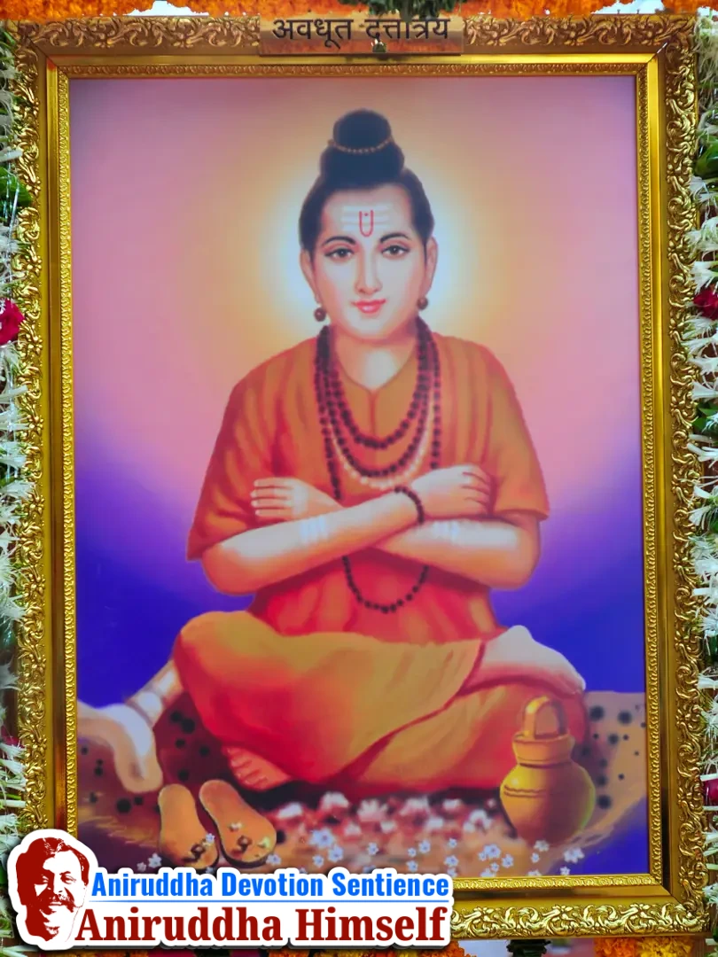 In front of the stage was the Parikrama Kaksha, a sanctified walkway of twenty-five divinely arranged pictures leading devotees towards the stage. Sadguru Aniruddha personally unveiled these images with offerings of tender coconut (shahale), wheat, and flower garlands.