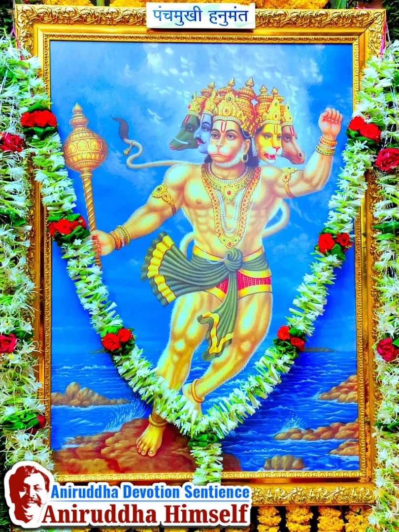 In front of the stage was the Parikrama Kaksha, a sanctified walkway of twenty-five divinely arranged pictures leading devotees towards the stage. Sadguru Aniruddha personally unveiled these images with offerings of tender coconut (shahale), wheat, and flower garlands.