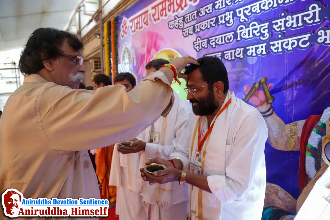 The powerful mantra ‘Om Ramaya Ramabhadraya Ramachandraya Namah’ resonates in unison as Shraddhavans chant with unwavering devotion. During this sacred Akhanda Jap, devotees lovingly apply abeer (अबीर) or bukka on each other’s foreheads, strengthening their bond in Ram Bhakti.