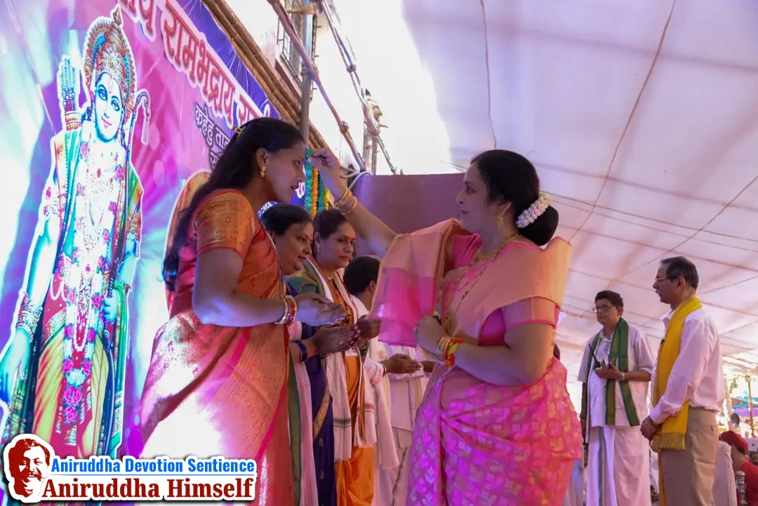 The powerful mantra ‘Om Ramaya Ramabhadraya Ramachandraya Namah’ resonates in unison as Shraddhavans chant with unwavering devotion. During this sacred Akhanda Jap, devotees lovingly apply abeer (अबीर) or bukka on each other’s foreheads, strengthening their bond in Ram Bhakti.