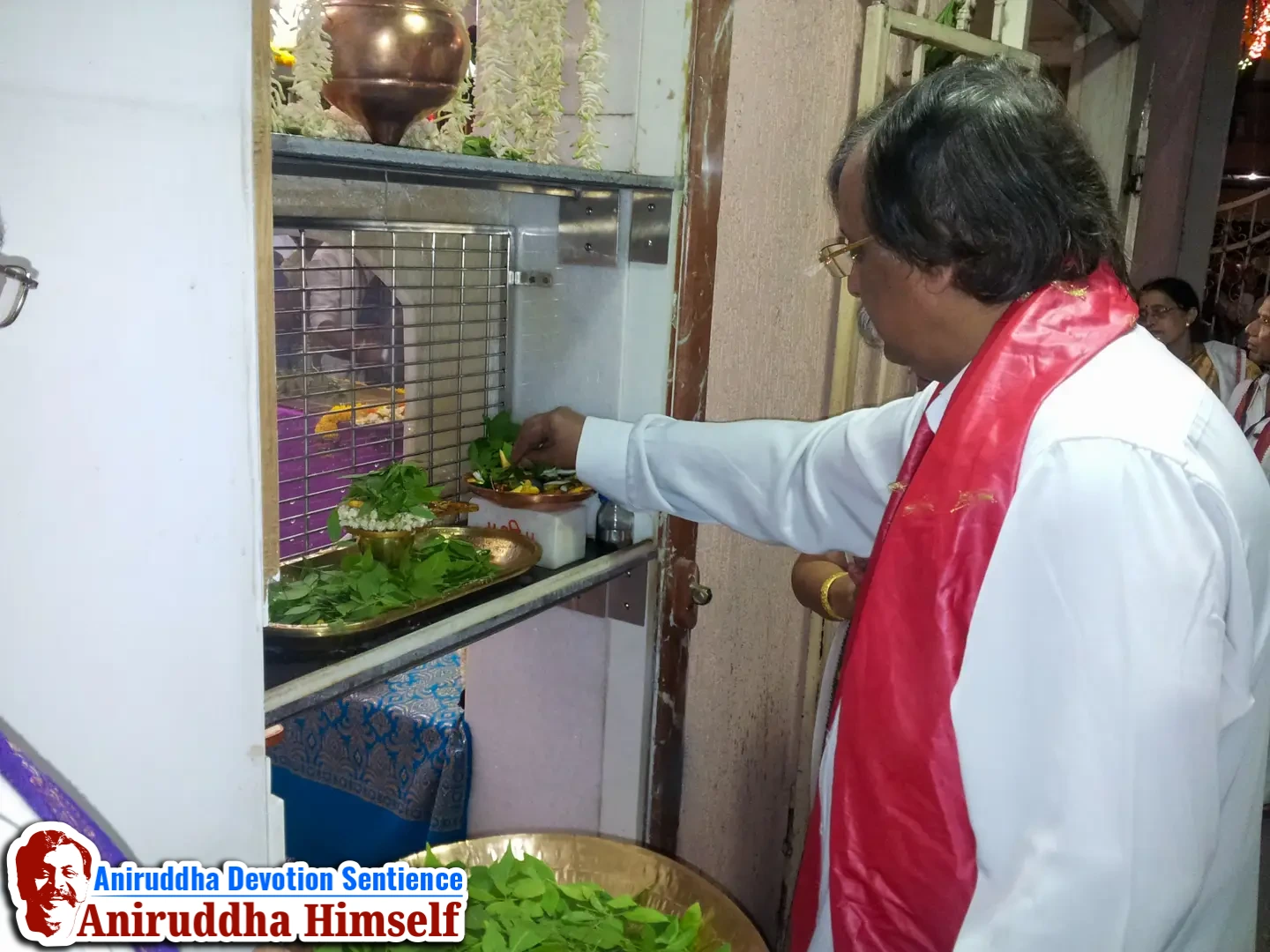 Sadguru Aniruddha Bapu performing Mahadurgeshwar poojan on the ocassion of Mahashivratri