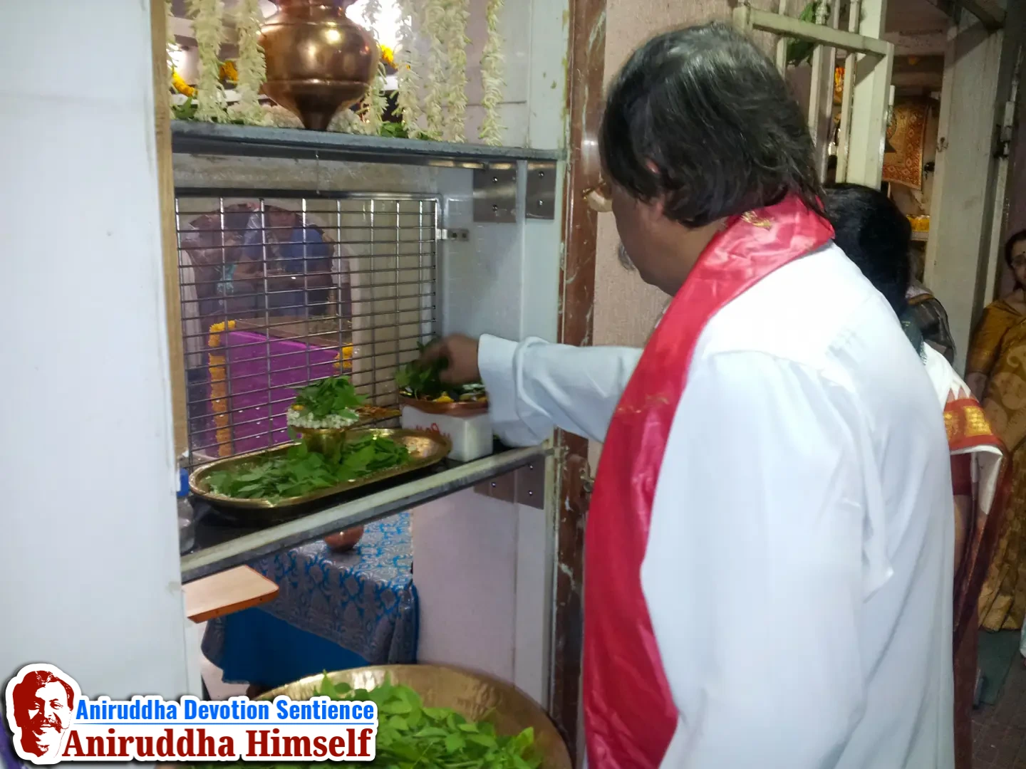 Sadguru Aniruddha Bapu performing Mahadurgeshwar poojan on the ocassion of Mahashivratri