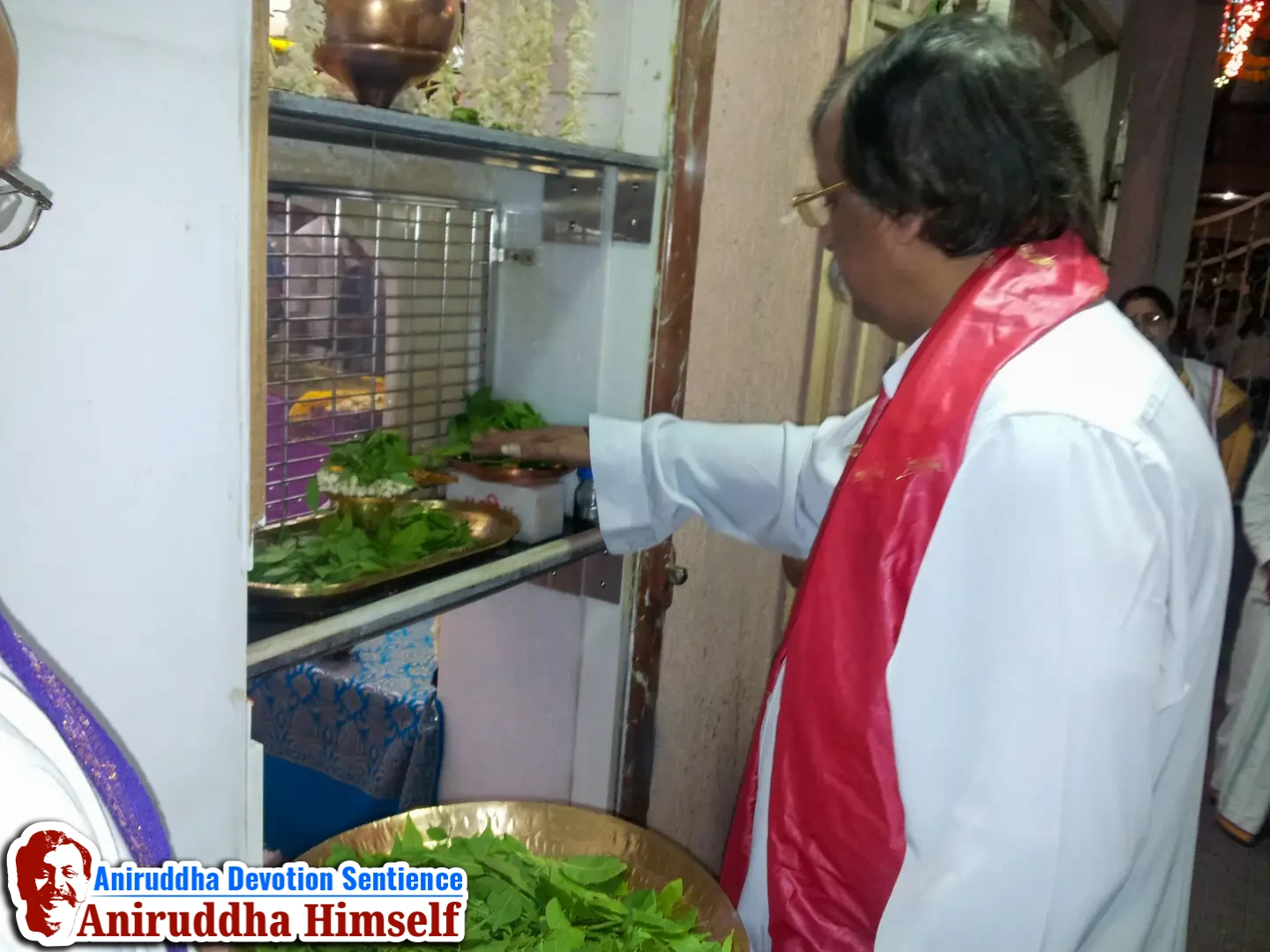 Sadguru Aniruddha Bapu offering Bel patra on Mahadurgeshwar