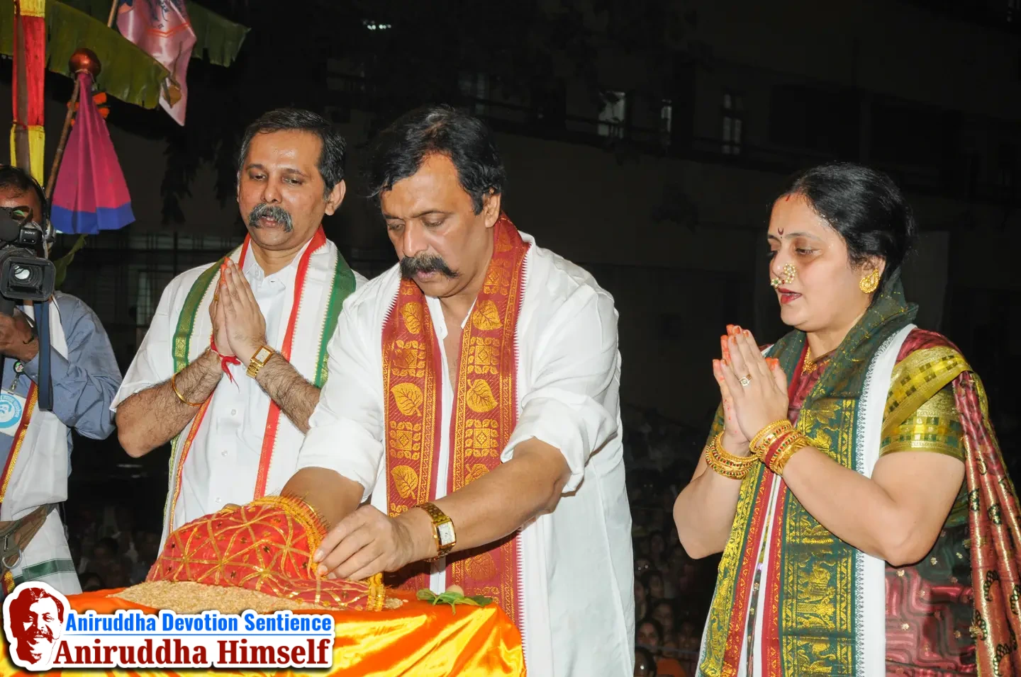 Sadguru Aniruddha Bapu performing Kanthakoop Pashaan poojan