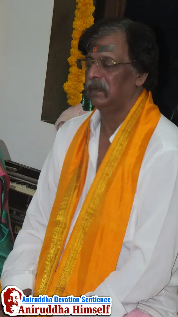 Sadguru Aniruddha Bapu performing Paraamba poojan at Shree Datta Niwas