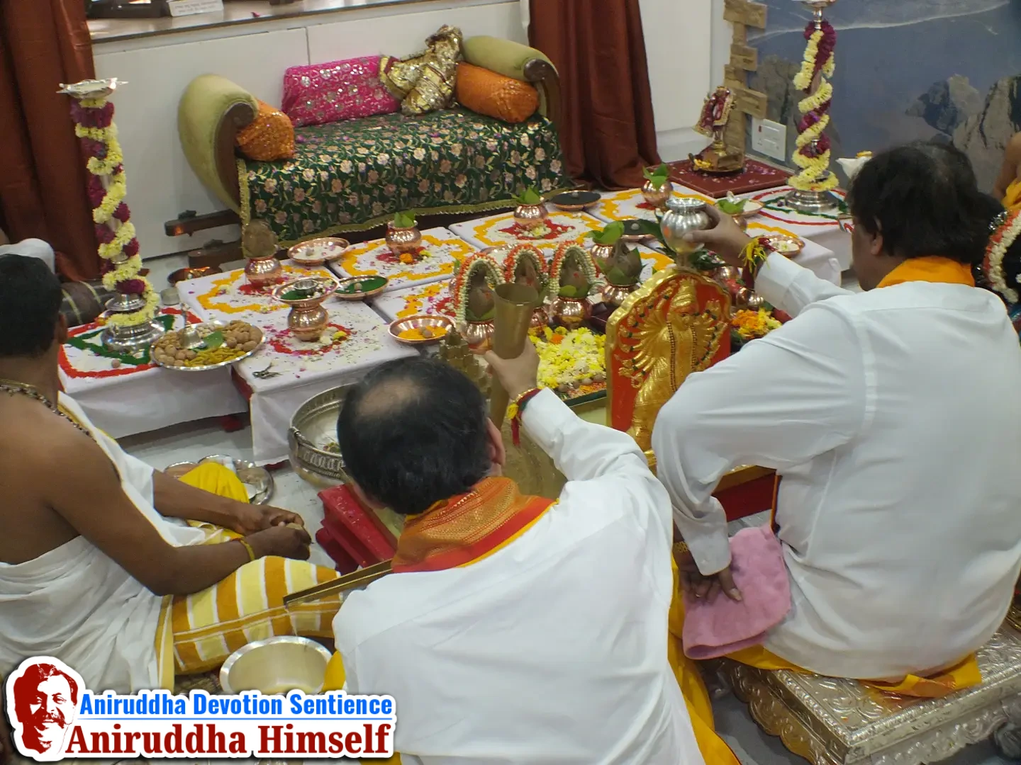 Sadguru Aniruddha Bapu performing Paraamba poojan at Shree Datta Niwas