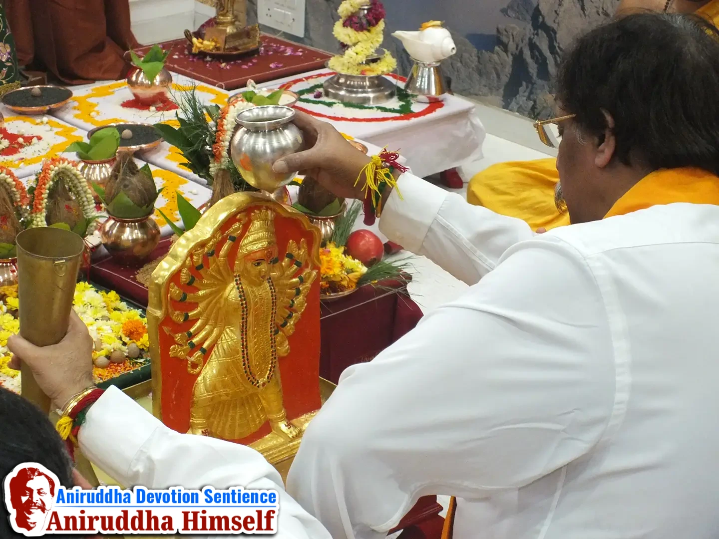 Sadguru Aniruddha Bapu performing Paraamba poojan at Shree Datta Niwas