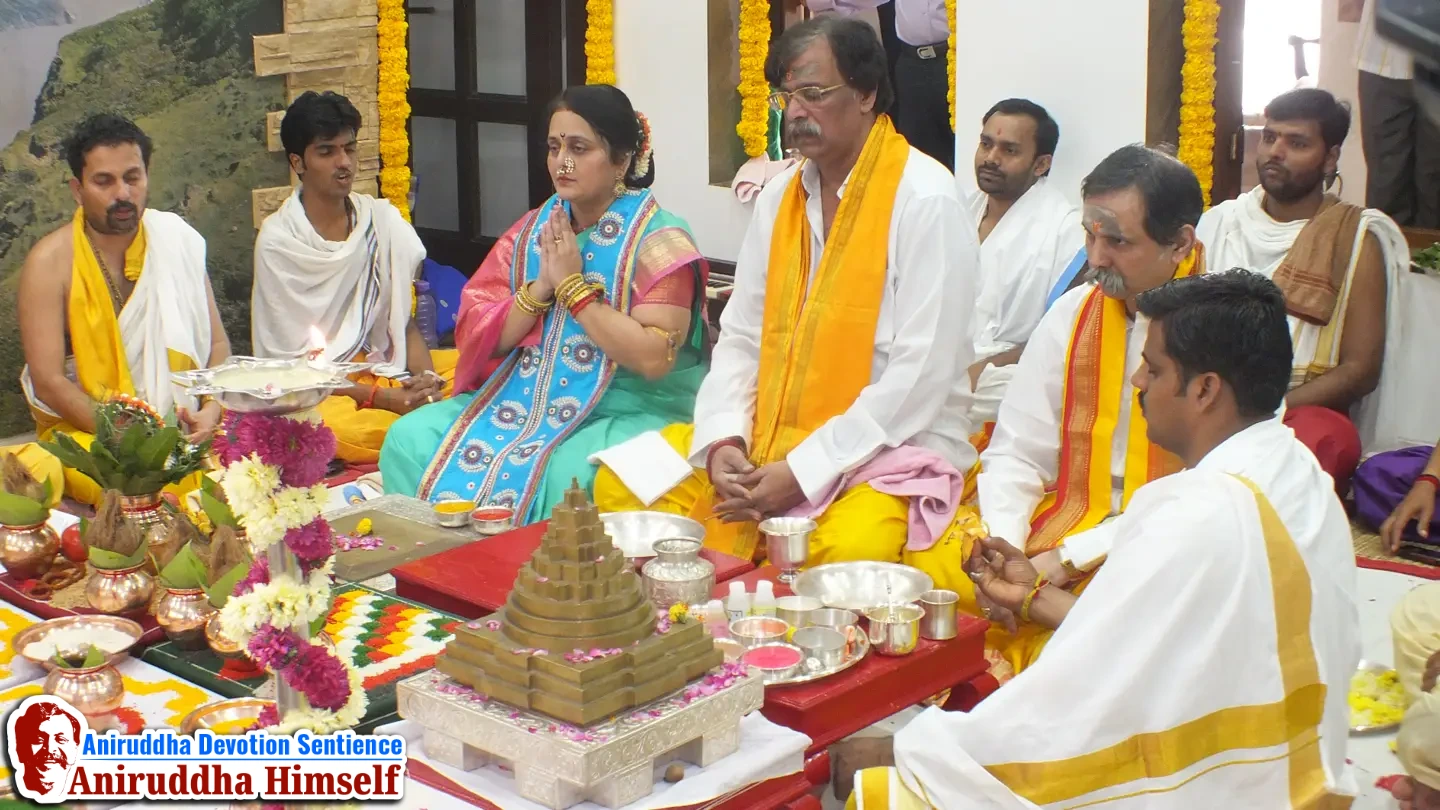 Sadguru Aniruddha Bapu performing Paramba poojan
