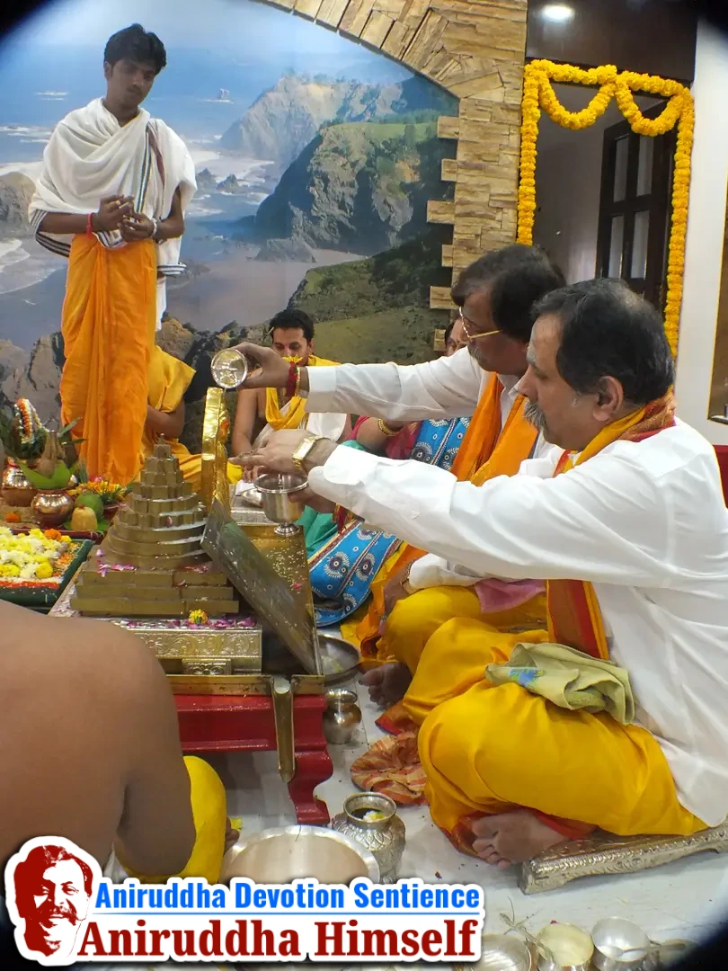 Sadguru Aniruddha Bapu performing Paraamba poojan at Shree Datta Niwas