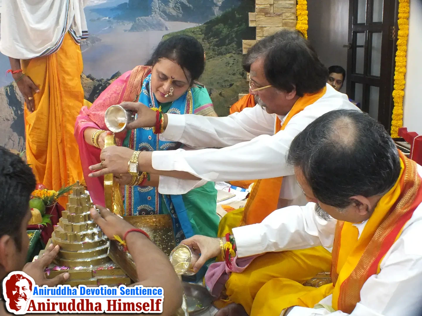 Sadguru Aniruddha Bapu performing Paraamba poojan at Shree Datta Niwas