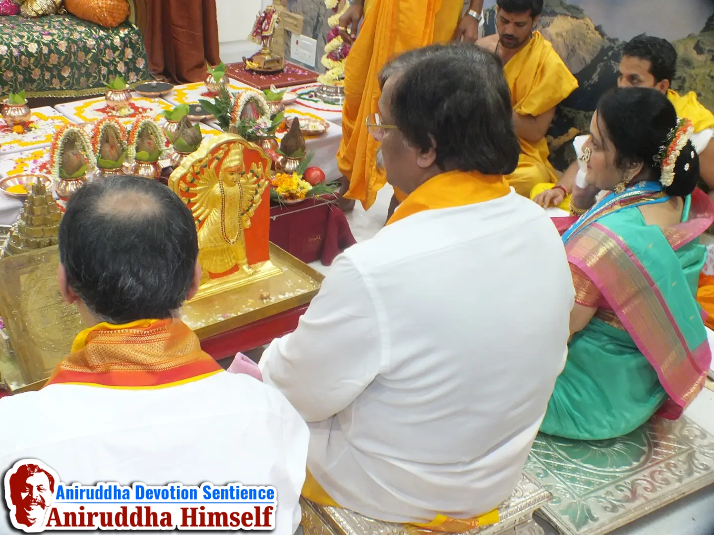Sadguru Aniruddha Bapu performing Paraamba poojan at Shree Datta Niwas