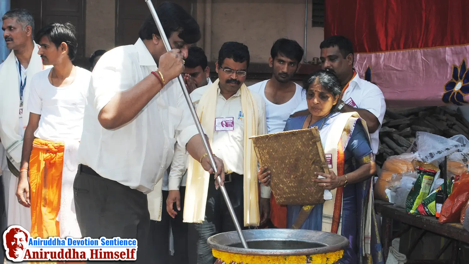 Sadguru Aniruddha Bapu at Handi Prasad during Ram Navami Utsav