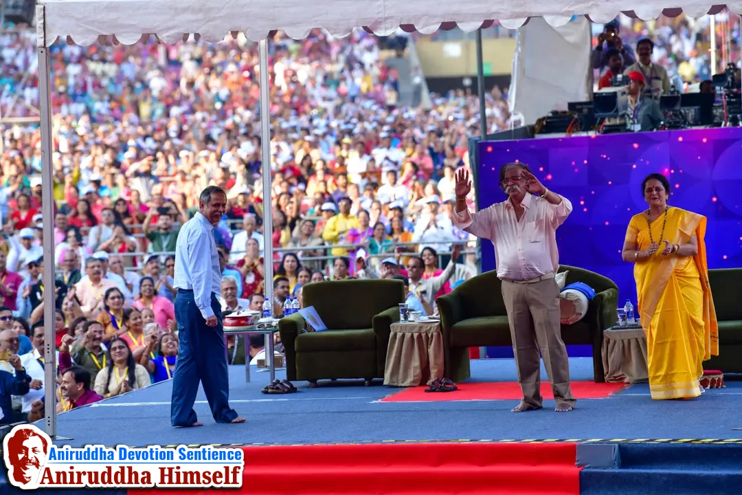 Sadguru Shree Aniruddha Bapu blessing Shraddhavans during Bhaktibhav Chaitanya event held at D.Y.Patil Stadium, Navi Mumbai in December 2019