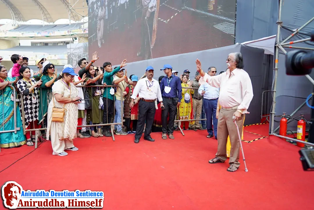 Sadguru Shree Aniruddha Bapu blessing Shraddhavans during Bhaktibhav Chaitanya event held at D.Y.Patil Stadium, Navi Mumbai in December 2019