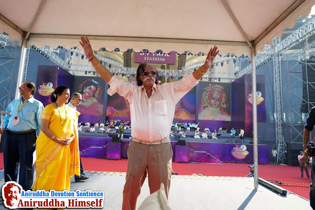 Sadguru Shree Aniruddha Bapu enjoying the Aniruddha Bhaktibhav Chaitanya event held at D.Y.Patil Stadium, Navi Mumbai in December 2019