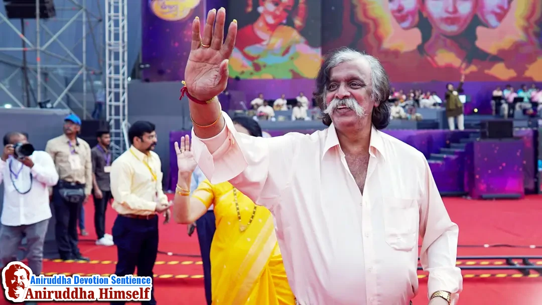 Sadguru Shree Aniruddha Bapu blessing Shraddhavans during Bhaktibhav Chaitanya event held at D.Y.Patil Stadium, Navi Mumbai in December 2019