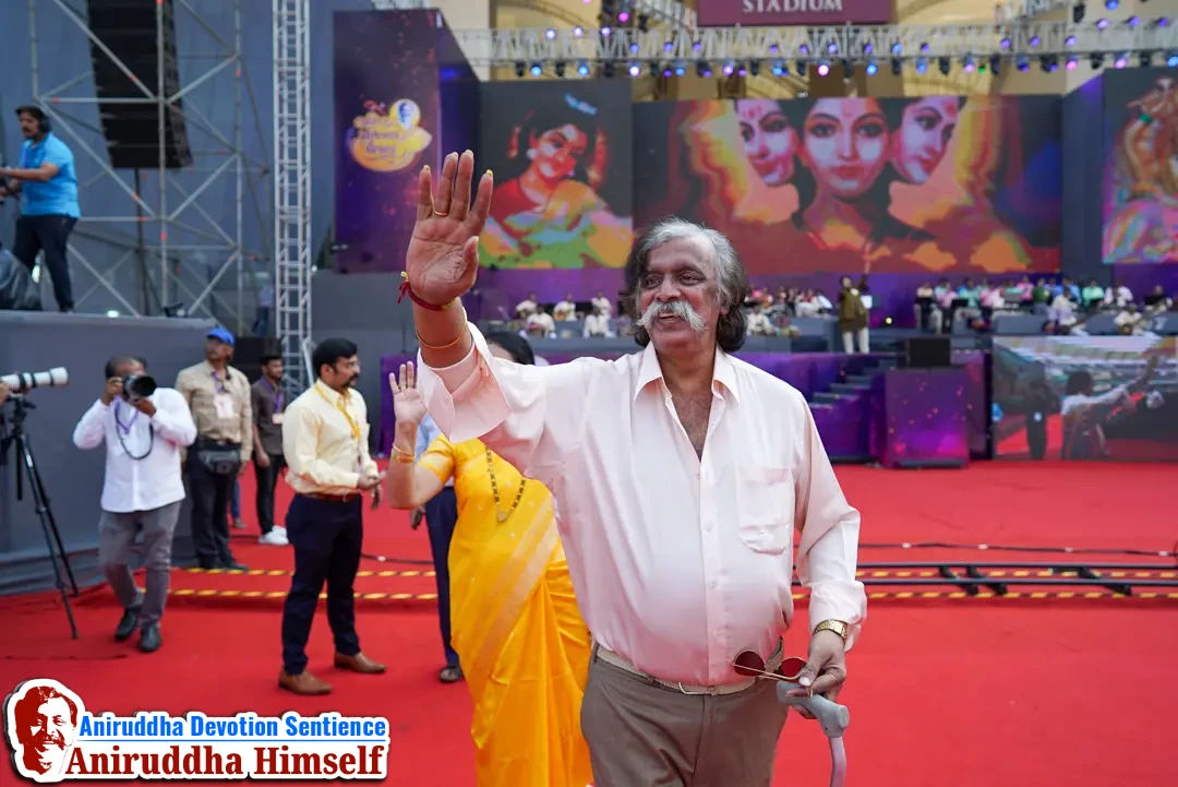 Sadguru Shree Aniruddha Bapu blessing Shraddhavans during Bhaktibhav Chaitanya event held at D.Y.Patil Stadium, Navi Mumbai in December 2019