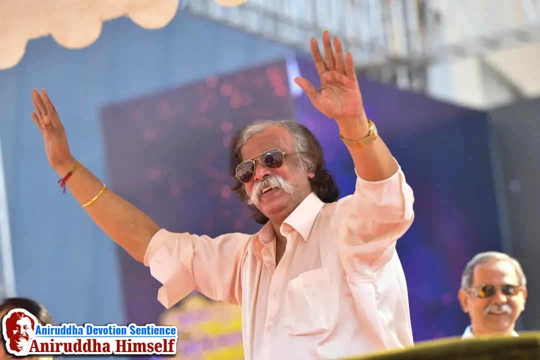 Sadguru Shree Aniruddha Bapu enjoying the Aniruddha Bhaktibhav Chaitanya event held at D.Y.Patil Stadium, Navi Mumbai in December 2019