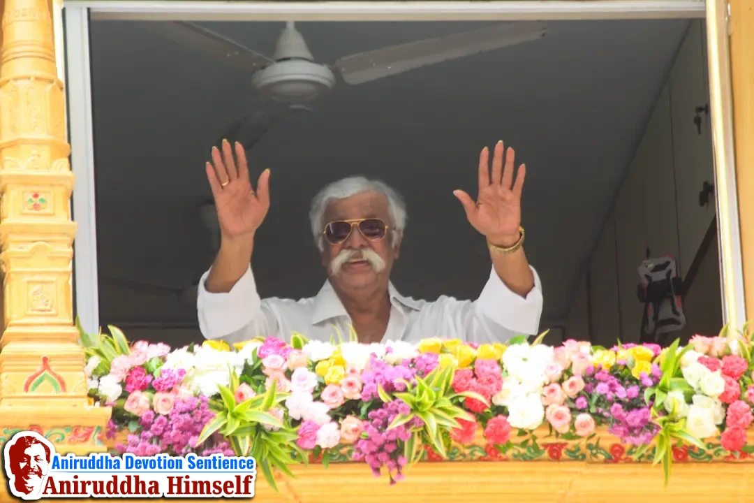A divine moment — Sadguru Shree Aniruddha Bapu showering blessings on devotees on the occasion of Aashadhi Ekadashi