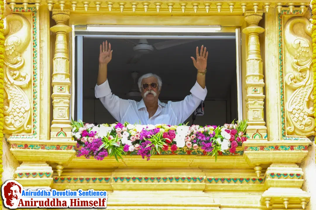 Sadguru Shree Aniruddha Bapu blessing Shraddhavans during Aashadhi Ekadashi at Shree Gurukshetram