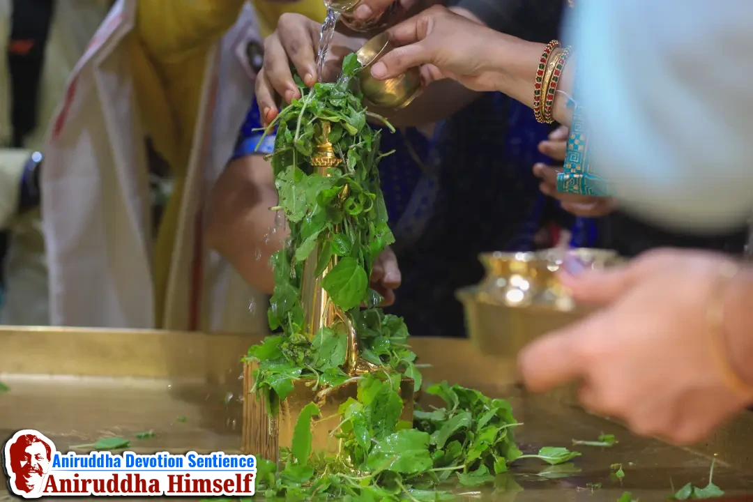 Shradhavans offer Tulsi-patra and Jala-abhishek
