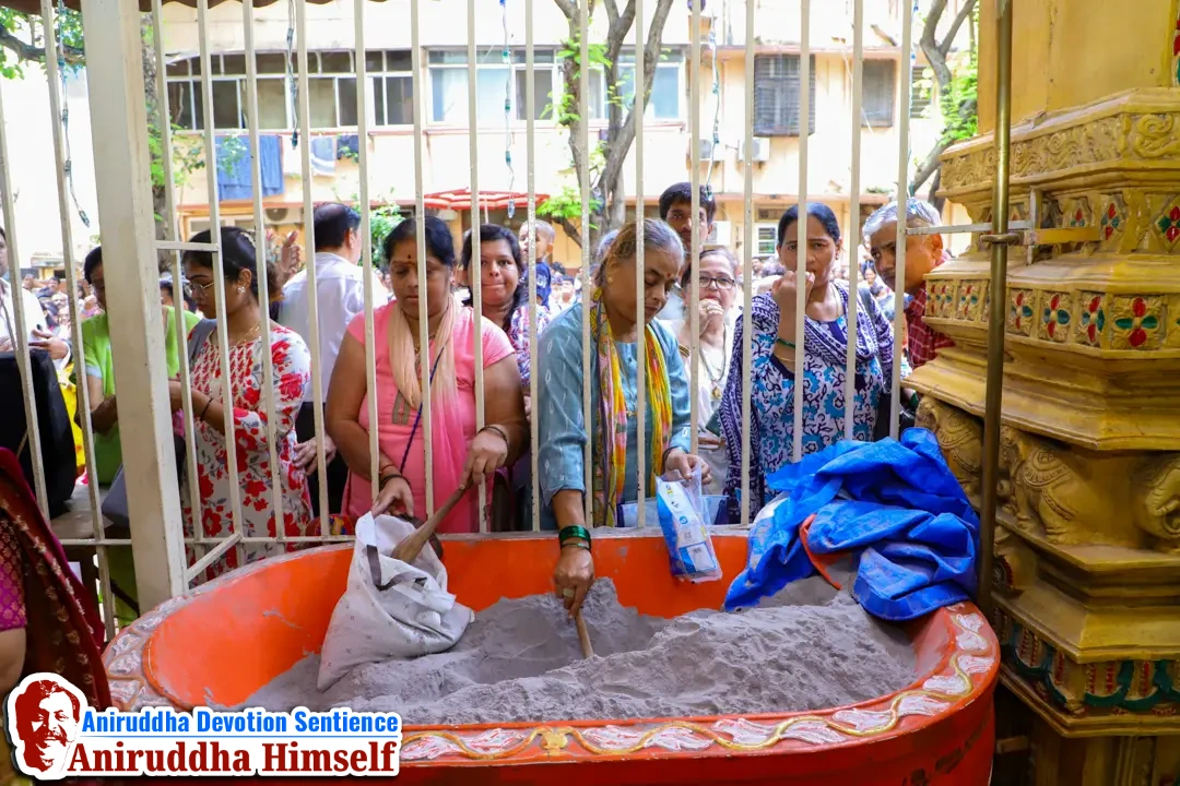 Shradhavans offer Tulsi-patra and Jala-abhishek