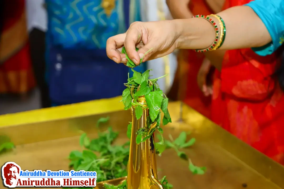 Shradhavans offer Tulsi-patra and Jala-abhishek