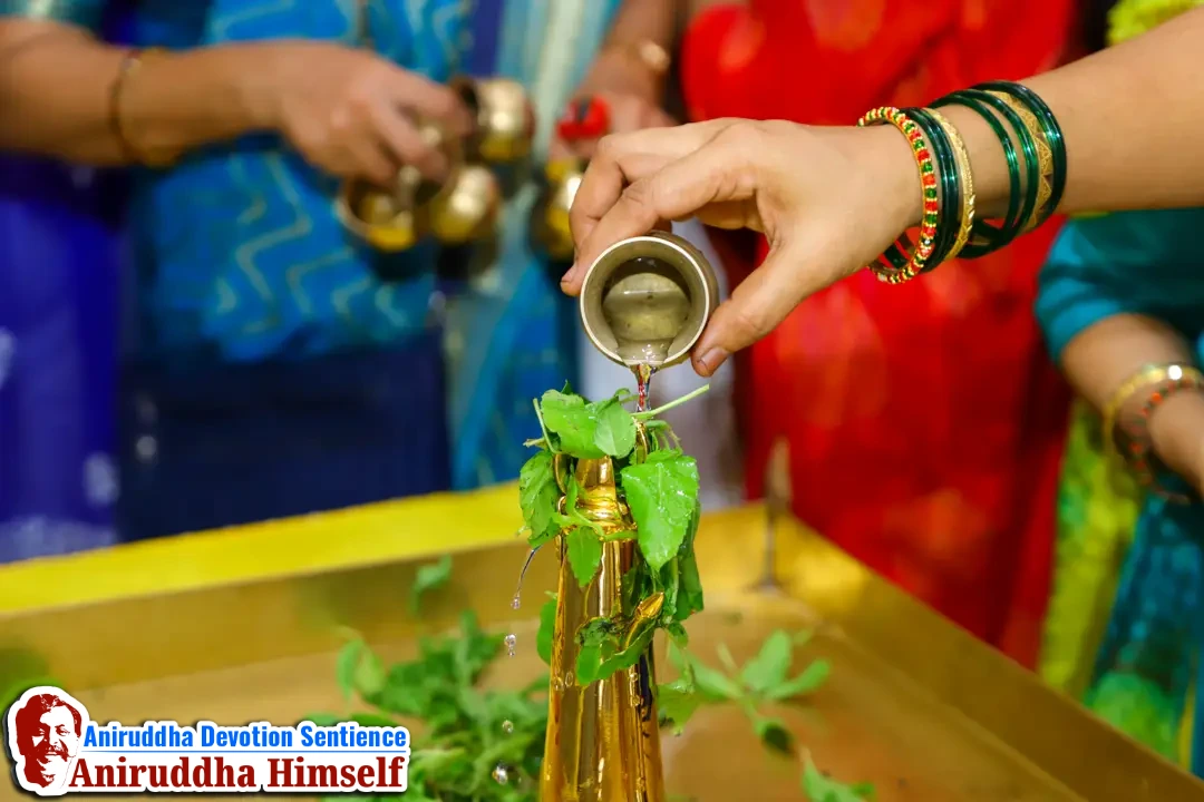 Shradhavans offer Tulsi-patra and Jala-abhishek