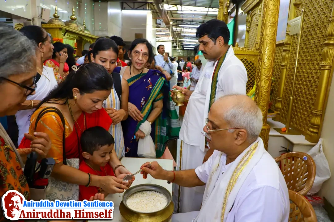 Shradhavans offer Tulsi-patra and Jala-abhishek