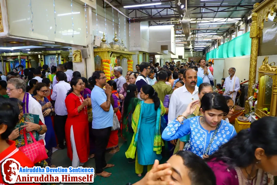 Shradhavans offer Tulsi-patra and Jala-abhishek